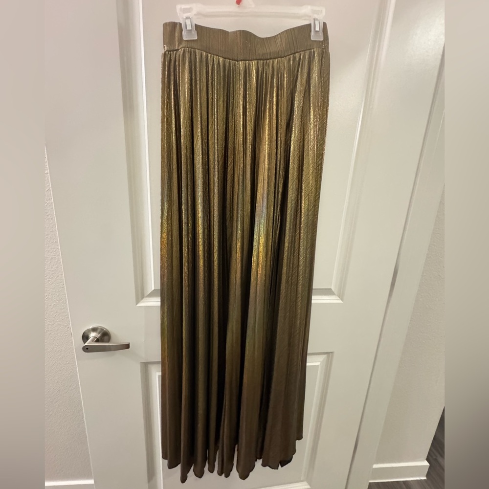 Elegant Golden Metallic Pleated Iridescent High slit skirt - Picture 3 of 10